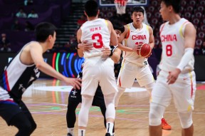 爱游戏官方网站-包含广厦男篮训练开放日，转会期扳平良机引欢呼，德甲在即，身体对抗强度拉满的词条