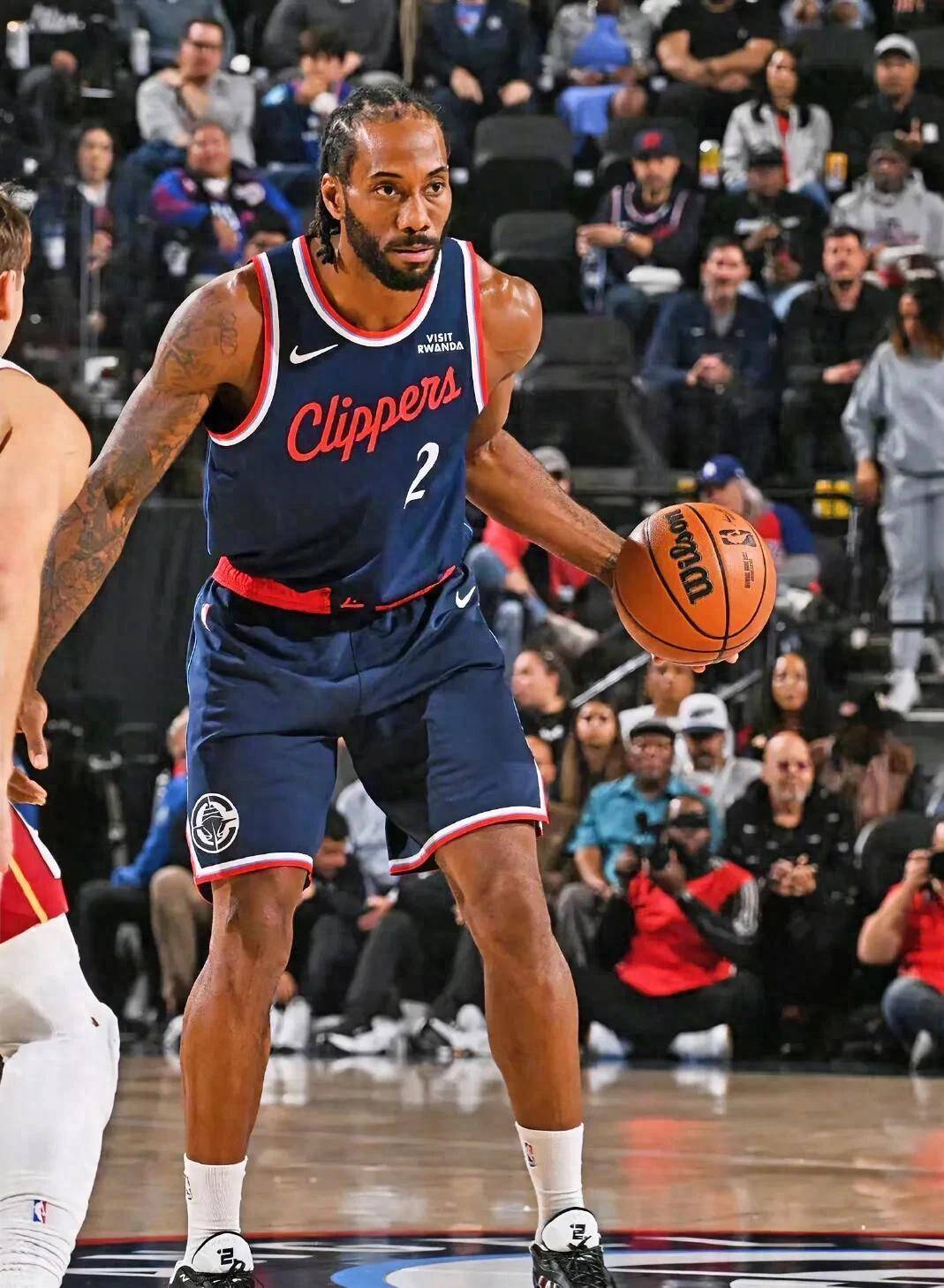 关于洛杉矶快船训练开放日，转会期队长鼓劲引欢呼，NBA季后赛在即，赛季目标并未改变的信息